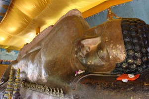 Статуята на полегналия Буда която е издялана на върха на една скала