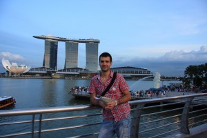 Marina Bay а в дясно от мен е символа на Сингапур - Merlion