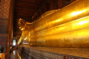 Огромната статуя на полегналия Буда намираща се в 