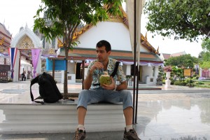 Малко почивка преди обиколката на Wat Arun. Кокосите се оказаха много добри